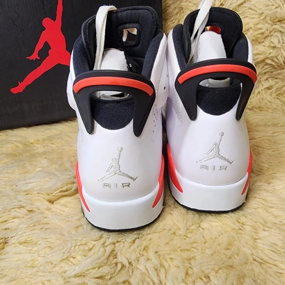 Jordan‎ White and Red High-Top Sneakers